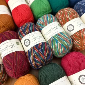 WYS - Signature 4ply str&oslash;mpegarn