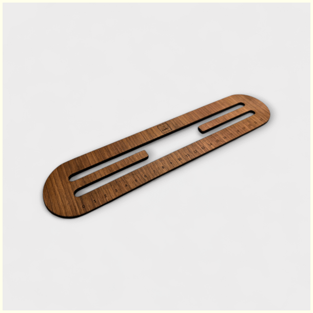 by KABRO - Mellem Linjerne - A4 med lineal - Valn�d