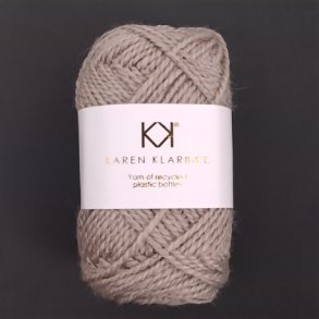 Karen Klarbk - Recycled Bottle Yarn - polyester garn - Dark Linen 3020 - 50g