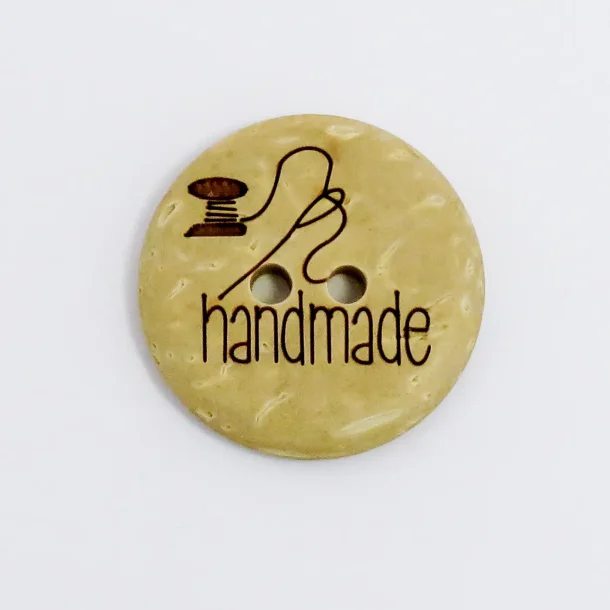 Knap 2-huls i tr - "Handmade" - 22mm