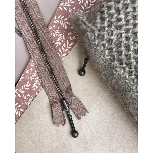 PetiteKnit lynls - 17 cm - Hasselnd