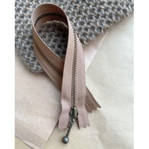 PetiteKnit lynls - 23 cm - Hasselnd