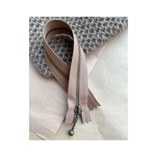 PetiteKnit lynls - 23 cm - Hasselnd