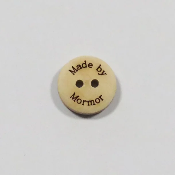 Knap 2-huls i tr - "Made by mormor" - 18mm