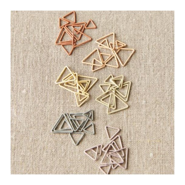 CocoKnits trekantede maskemarkrer i jordfarver